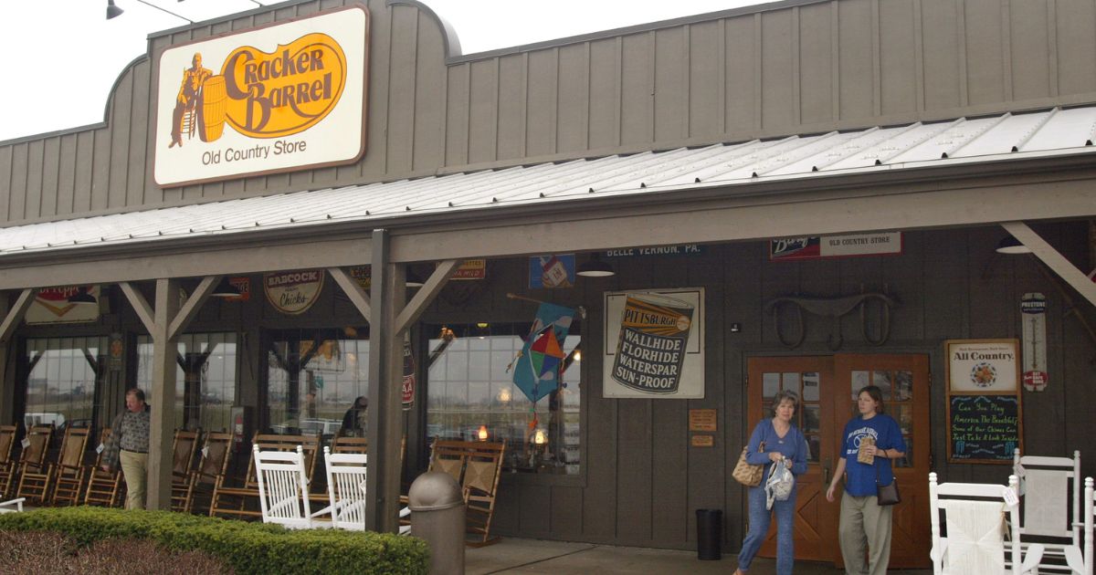 The Cracker Barrel restaurant chain has decided to mess with success by modernizing its restaurants.
