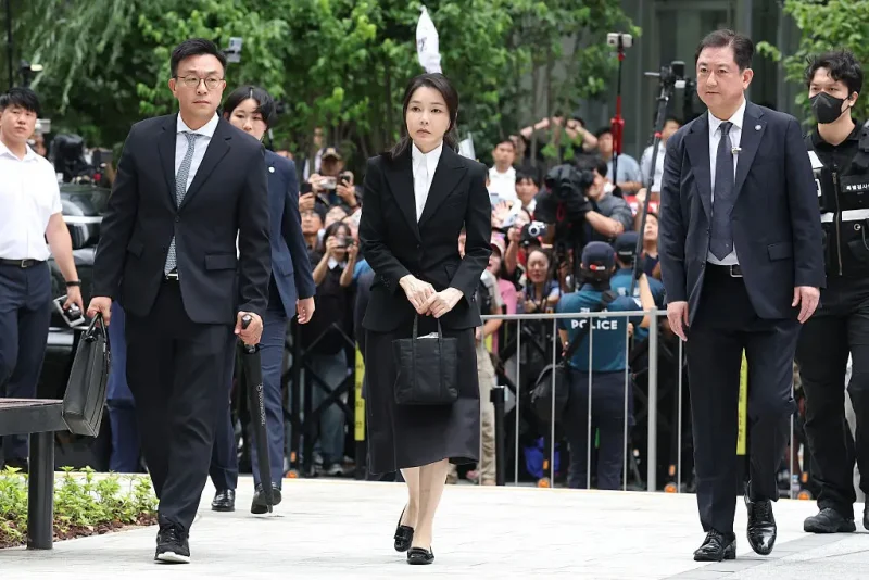 SEOUL, SOUTH KOREA - AUGUST 06: South Korean former first lady Kim Keon Hee arrives at the Special Prosecutor's Office on August 06, 2025 in Seoul, South Korea. Former first lady Kim Keon Hee is set to appear before a special counsel Wednesday to be questioned about her alleged involvement in stock manipulation schemes, election meddling and other allegations. (Photo by Chung Sung-Jun/Getty Images)