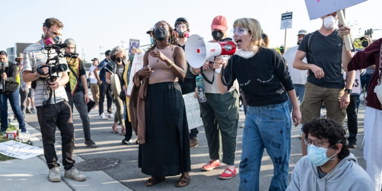 Illinois Congressional Candidate Attends Rally Where Protesters Chant 'Shoot ICE' Illinois Dem Attends Rally Where Protesters Chant 'Shoot ICE'
