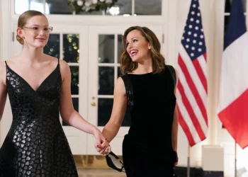 WASHINGTON, DC - DECEMBER 01: Actress Jennifer Garner and her daughter Violet arrive for the White House state dinner for French President Emmanuel Macron at the White House on December 1, 2022 in Washington, DC. The official state visit is the first for the Biden administration. (Photo by Nathan Howard/Getty Images)
