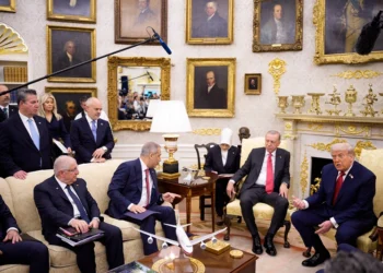WASHINGTON, DC - SEPTEMBER 25: U.S. President Donald Trump (R) accompanied by President of Turkey Recep Tayyip Erdogan (2nd-R), speaks during a meeting in the Oval Office at the White House on September 25, 2025 in Washington, DC. Trump has signaled that the U.S. might lift a ban on F-35 sales to Turkey during Erdogan