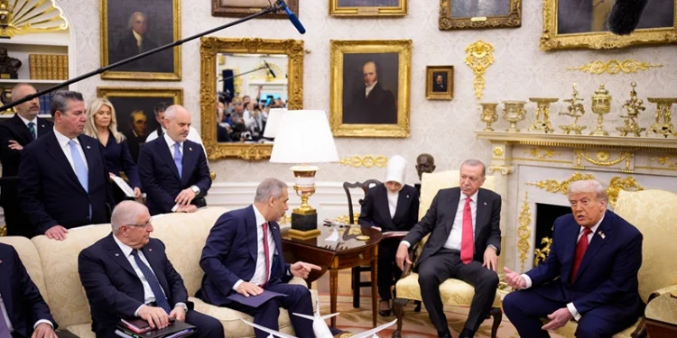 WASHINGTON, DC - SEPTEMBER 25: U.S. President Donald Trump (R) accompanied by President of Turkey Recep Tayyip Erdogan (2nd-R), speaks during a meeting in the Oval Office at the White House on September 25, 2025 in Washington, DC. Trump has signaled that the U.S. might lift a ban on F-35 sales to Turkey during Erdogan