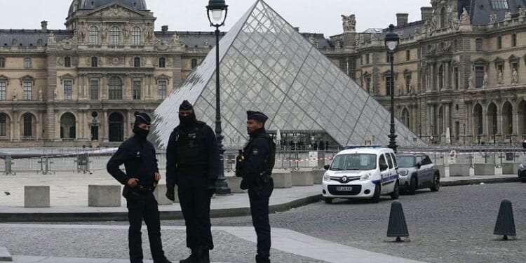 Manhunt underway after thieves steal ‘priceless’ jewelry from Louvre – One America News Network