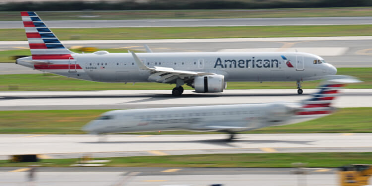 Flight Delays Mount as Shutdown Heads Into Week 2 Amid Partisan Healthcare Standoff