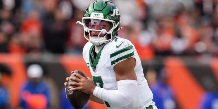 Justin Fields of the New York Jets drops back to pass during the fourth quarter against the Cincinnati Bengals in Cincinnati, Ohio, on Sunday.