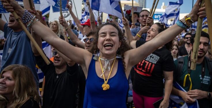 Tears and Cheers as Israeli Hostages Reunite With Families