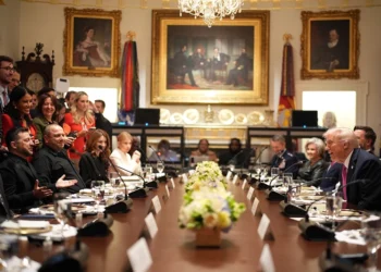 WASHINGTON, DC - OCTOBER 17: U.S. President Donald Trump (R) speaks with Ukrainian President Volodymyr Zelensky (L) during a lunch meeting at the White House on October 17, 2025, in Washington, DC. President Trump, fresh off a ceasefire agreement between Israel and Hamas, is hosting President Zelensky for a bilateral lunch in the Cabinet Room in hopes of advancing a peace deal between Russia and Ukraine. (Photo by Andrew Harnik/Getty Images)
