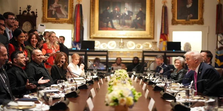 WASHINGTON, DC - OCTOBER 17: U.S. President Donald Trump (R) speaks with Ukrainian President Volodymyr Zelensky (L) during a lunch meeting at the White House on October 17, 2025, in Washington, DC. President Trump, fresh off a ceasefire agreement between Israel and Hamas, is hosting President Zelensky for a bilateral lunch in the Cabinet Room in hopes of advancing a peace deal between Russia and Ukraine. (Photo by Andrew Harnik/Getty Images)