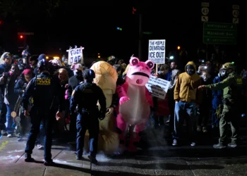 PORTLAND, OREGON - OCTOBER 18: Anti-I.C.E. protesters clash with federal agents at the U.S. Immigration and Customs Enforcement building on October 18, 2025 in Portland, Oregon. Organizers expect millions to participate in cities and towns across the nation for the second "No Kings" protest to denounce the Trump administration. (Photo by Mathieu Lewis-Rolland/Getty Images)