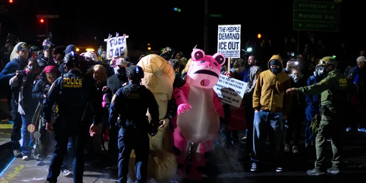 PORTLAND, OREGON - OCTOBER 18: Anti-I.C.E. protesters clash with federal agents at the U.S. Immigration and Customs Enforcement building on October 18, 2025 in Portland, Oregon. Organizers expect millions to participate in cities and towns across the nation for the second "No Kings" protest to denounce the Trump administration. (Photo by Mathieu Lewis-Rolland/Getty Images)