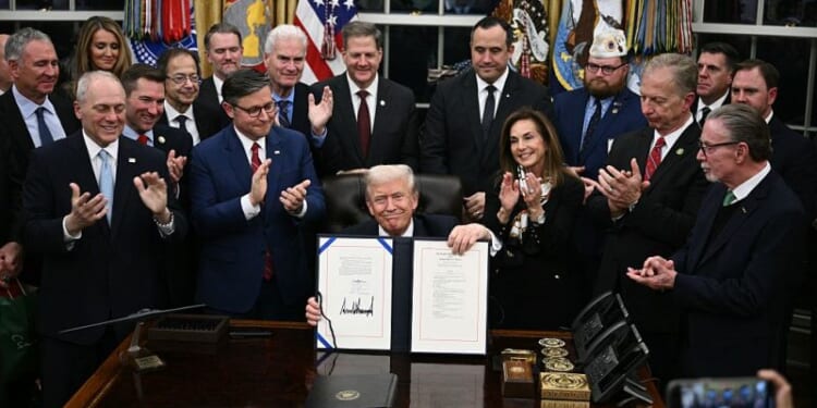 President Trump signs bill to re-open the govt – One America News Network