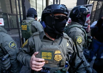 Federal agents arrive at the Dirksen Federal Building to pick up US Customs and Border Patrol Commander Gregory Bovino after his hearing at federal court in Chicago, Illinois, on October 28, 2025. Bovino was ordered to appear in federal court for violating a temporary restraining order issued by District Judge Sara Ellis that orders immigration enforcement agents to limit use of tear gas and other crowd-suppression items except when there is an imminent threat. (Photo by KAMIL KRZACZYNSKI / AFP) (Photo by KAMIL KRZACZYNSKI/AFP via Getty Images)