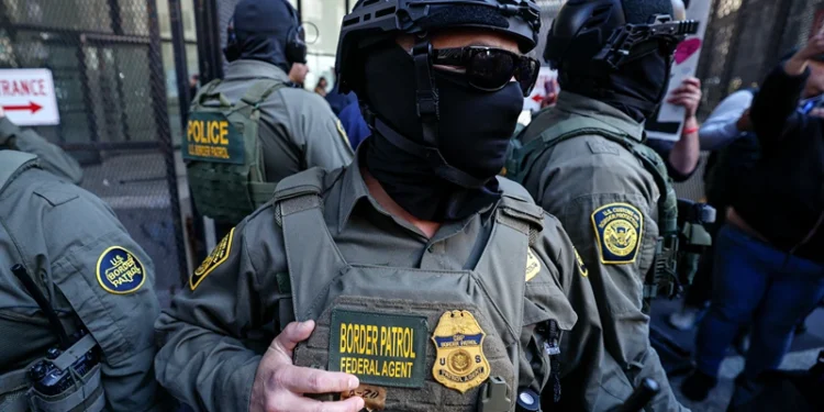 Federal agents arrive at the Dirksen Federal Building to pick up US Customs and Border Patrol Commander Gregory Bovino after his hearing at federal court in Chicago, Illinois, on October 28, 2025. Bovino was ordered to appear in federal court for violating a temporary restraining order issued by District Judge Sara Ellis that orders immigration enforcement agents to limit use of tear gas and other crowd-suppression items except when there is an imminent threat. (Photo by KAMIL KRZACZYNSKI / AFP) (Photo by KAMIL KRZACZYNSKI/AFP via Getty Images)