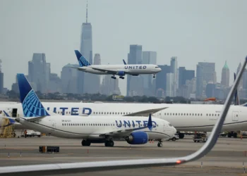 NEWARK, NEW JERSEY - SEPTEMBER 17: A United Airlines plane lands at Newark Liberty International Airport in front of the New York skyline on September 17, 2023 in Newark, New Jersey. (Photo by Justin Sullivan/Getty Images)
