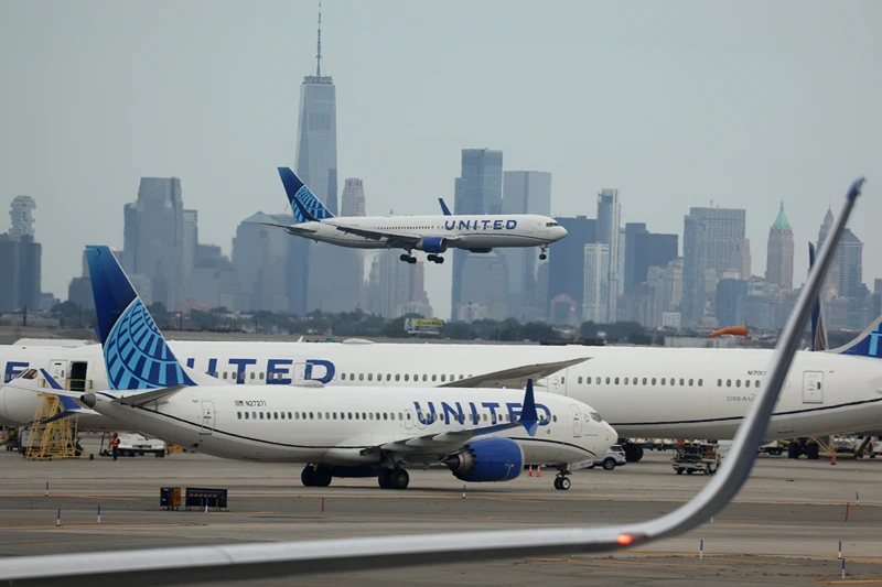 NEWARK, NEW JERSEY - SEPTEMBER 17: A United Airlines plane lands at Newark Liberty International Airport in front of the New York skyline on September 17, 2023 in Newark, New Jersey. (Photo by Justin Sullivan/Getty Images)