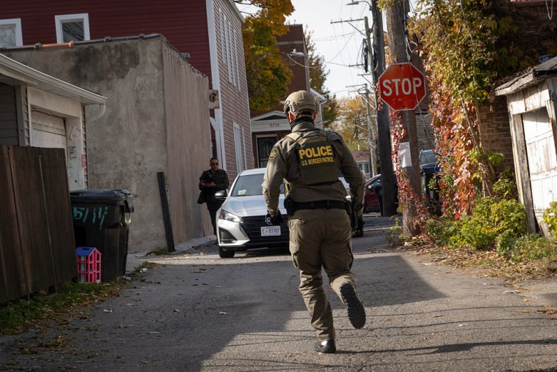 CHICAGO, ILLINOIS - NOVEMBER 06: A federal agent runs through an alley while searching for undocumented immigrants in a southwest side neighborhood on November 06, 2025 in Chicago, Illinois. Federal agents participating in Operation Midway Blitz, engage in daily patrols through Chicago neighborhoods and surrounding suburbs searching for undocumented immigrants. (Photo by Scott Olson/Getty Images)