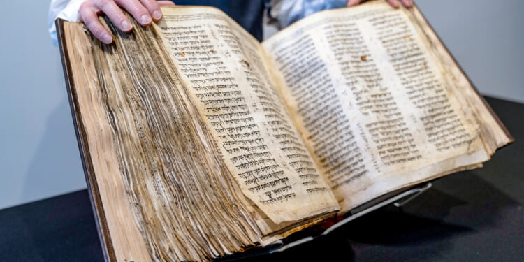 'Hope on a Rope': Unique Hebrew Language Program Lends Understanding to Biblical Roots