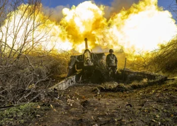 TOPSHOT - A Ukrainian soldier of an artillery unit fires towards Russian positions outside Bakhmut on November 8, 2022, amid the Russian invasion of Ukraine. (Photo by BULENT KILIC / AFP) (Photo by BULENT KILIC/AFP via Getty Images)