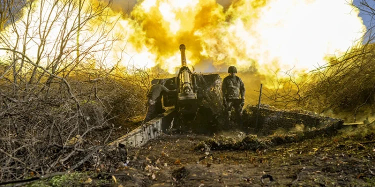 TOPSHOT - A Ukrainian soldier of an artillery unit fires towards Russian positions outside Bakhmut on November 8, 2022, amid the Russian invasion of Ukraine. (Photo by BULENT KILIC / AFP) (Photo by BULENT KILIC/AFP via Getty Images)