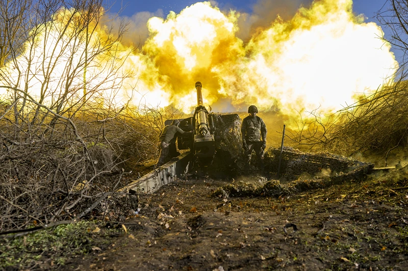 TOPSHOT - A Ukrainian soldier of an artillery unit fires towards Russian positions outside Bakhmut on November 8, 2022, amid the Russian invasion of Ukraine. (Photo by BULENT KILIC / AFP) (Photo by BULENT KILIC/AFP via Getty Images)