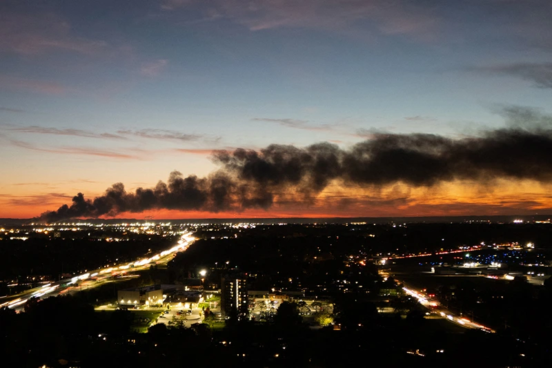 TOPSHOT - Smoke rises from the site of a UPS cargo plane crash near the UPS Worldport at Louisville Muhammad Ali International Airport in Louisville, Kentucky, on November 4, 2025. A UPS cargo plane crashed on the evening of November 11 near the Louisville International Airport shortly after takeoff, the US Federal Aviation Administration (FAA) said, as local media in the Kentucky city aired video of a large plume of smoke rising above the facility."UPS Flight 2976 crashed around 5:15 p.m. local time," the FAA said, identifying the aircraft as a McDonnell Douglas MD-11 headed to Hawaii. (Photo by LEANDRO LOZADA / AFP) / ALTERNATE CROP (Photo by LEANDRO LOZADA/AFP via Getty Images)