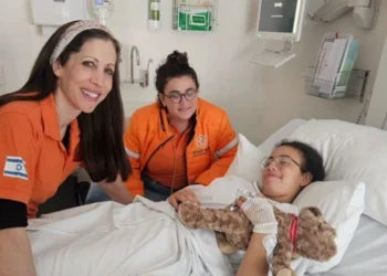 14-year-old ‘heroine’ recovering after being shot in leg while shielding children during Bondi Beach terrorist attack – One America News Network