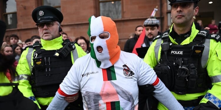 Let Anti-Semites Dig Themselves Out of Trouble – Commentary Magazine