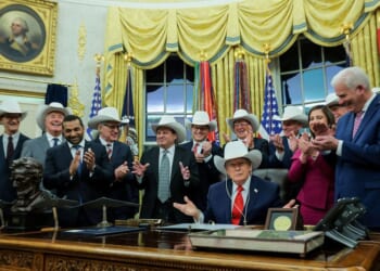 Trump WH hosts and honors ‘Miracle On Ice’ 1980 hockey team with congressional medals in Oval Office ceremony – One America News Network