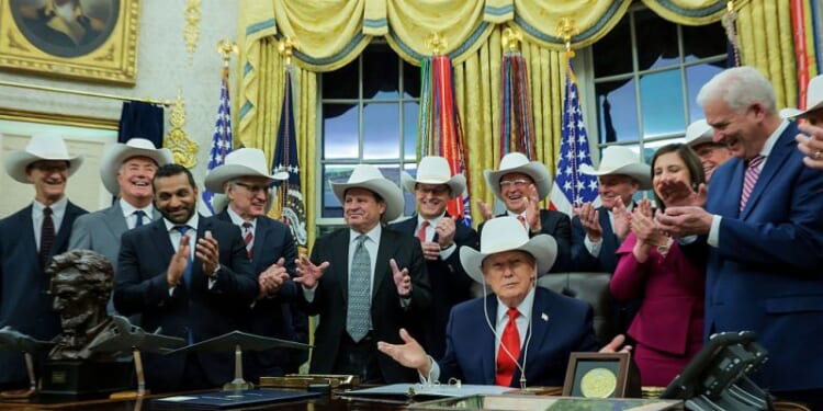 Trump WH hosts and honors ‘Miracle On Ice’ 1980 hockey team with congressional medals in Oval Office ceremony – One America News Network