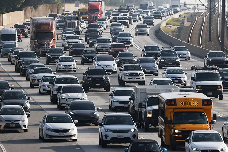 PASADENA, CALIFORNIA - DECEMBER 03: Motorists drive on Interstate 210 during the morning commute on December 03, 2025 in Pasadena, California. President Donald Trump will reportedly announce new fuel economy standards today which will roll back fuel efficiency standards put in place by former President Joe Biden. (Photo by Mario Tama/Getty Images)