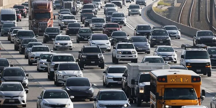 PASADENA, CALIFORNIA - DECEMBER 03: Motorists drive on Interstate 210 during the morning commute on December 03, 2025 in Pasadena, California. President Donald Trump will reportedly announce new fuel economy standards today which will roll back fuel efficiency standards put in place by former President Joe Biden. (Photo by Mario Tama/Getty Images)