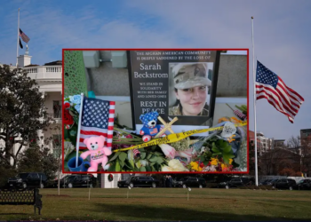 (Background) The flag on the south lawn of the White House flies at half staff in honor of Sarah Beckstrom of the West Virginia National Guard, who was shot and killed last week near the White House, on December 04, 2025 in Washington, DC. Beckstrom was shot alongside fellow guardsman Andrew Wolfe, who remains hospitalized. Rahmanullah Lakanwal, a 29-year-old Afghan immigrant has been arrested for the shooting. (Photo by Chip Somodevilla/Getty Images) / (C) A makeshift memorial stands outside the Farragut West Metro station on December 01, 2025 in Washington, DC. Sarah Beckstrom, one of the two West Virginia National Guard troops who were shot blocks from the White House on November 26, died on Thursday, November 27, following what authorities called a targeted attack. (Photo by Heather Diehl/Getty Images)