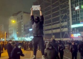 As Iran Street Killings Rise, Trump Warns of 'Powerful Force' against Regime; Pahlavi Calls for Persian Flag