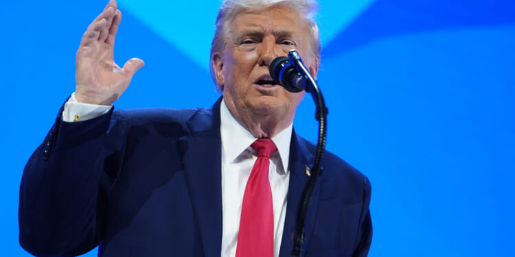 In Davos, Trump Hails Gaza Peace Board, Warns Hamas to Disarm or 'Be Blown Away'