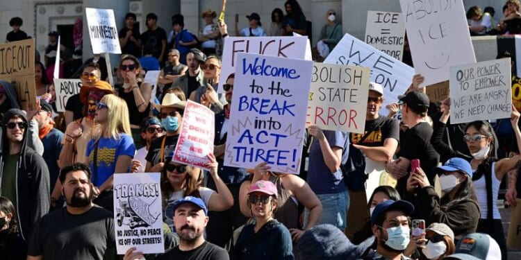 Violent protests erupt throughout L.A. leading to several arrests outside a federal detention center – One America News Network
