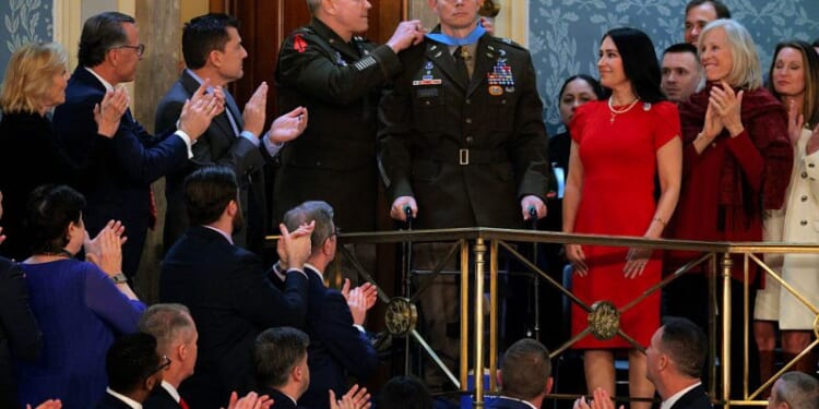 Trump awards Medal of Honor to officer injured while capturing Maduro – One America News Network