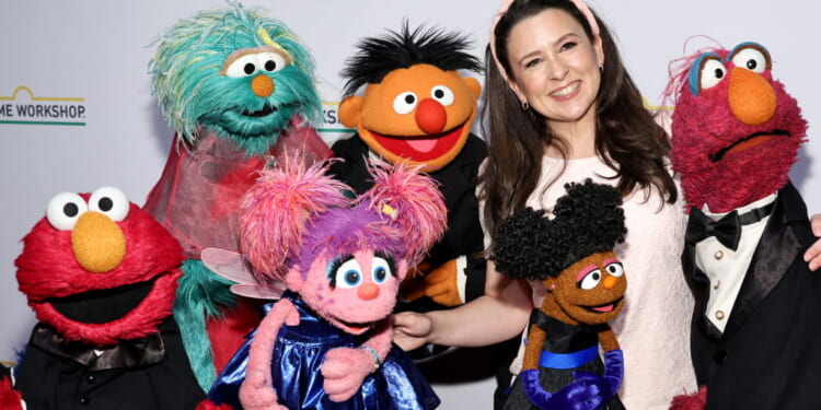 Parents Beware: Children’s Entertainer Ms. Rachel Targets ICE Facility