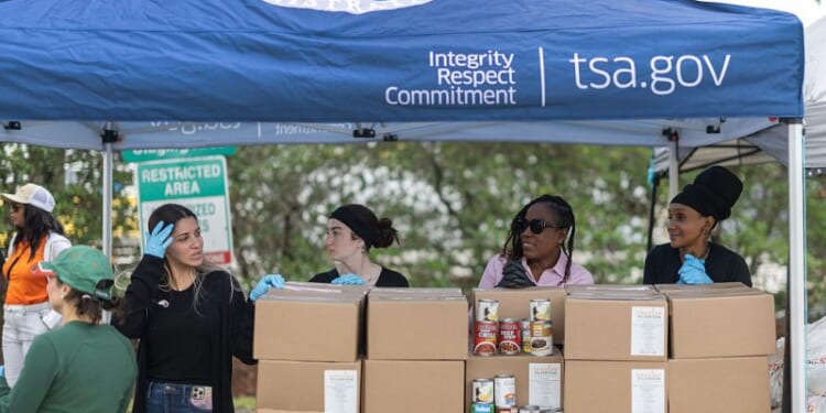 Pittsburgh airport partners with food pantry to provide meals for TSA workers through government shutdown – One America News Network