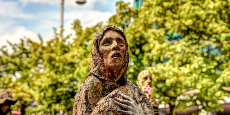 The Interesting Lies of Samuelson: How We Naively Believed the Case of Giffen Goods