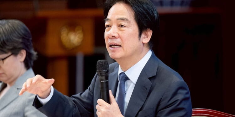 US Senators in Taiwan Urge Lawmakers to Pass Defense Budget