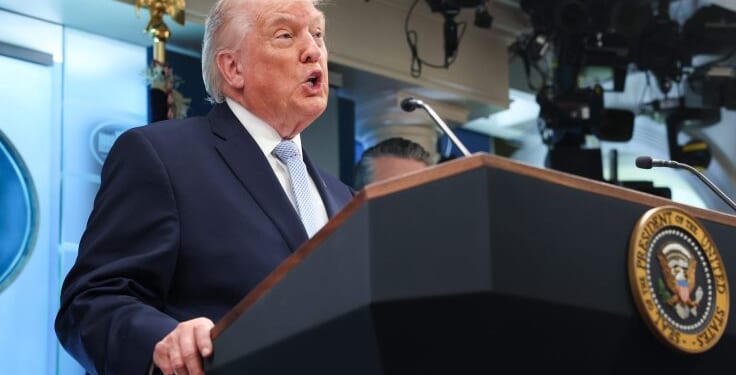 US Strikes Kharg Island Weapons Depots and Air Defense Facilities in 'Message' to Tehran Ahead of Trump's Deadline