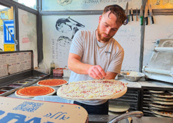 Love in Action: Pizza Restaurant Owner Delivers to Soldiers Throughout Israel, Including Front Lines